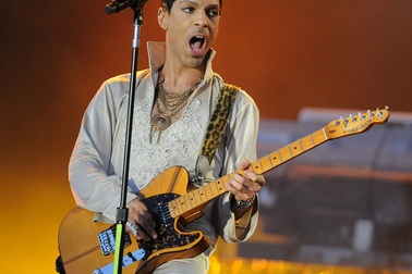 Huyền thoại âm nhạc Prince đột tử vì sốc thuốc