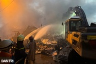 Vụ cháy kho xưởng ở Hà Nội: Xe cấp cứu vào hiện trường