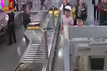 Khoảnh khắc tên trộm lấy cắp 9.000 USD trong tích tắc ở cửa an ninh sân bay