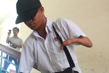 Không bàn tay, thí sinh quyết thi đỗ đại học