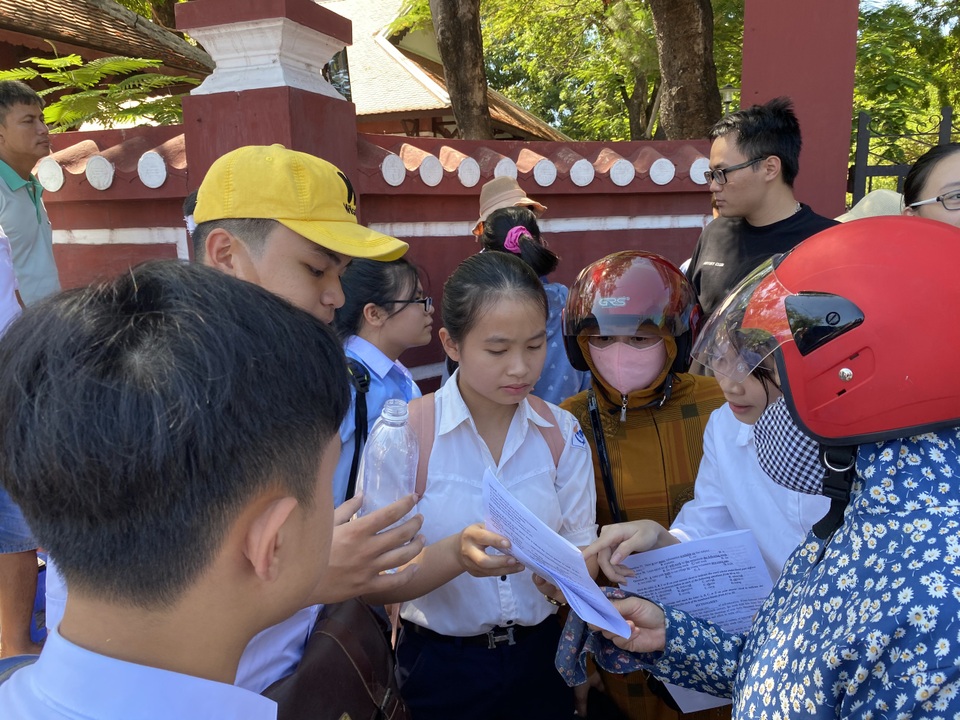 Thi lớp 10 tại Thừa Thiên Huế: Đề Ngoại ngữ ít đánh đố, dễ “ăn” điểm - 4 Thi lớp 10 tại Thừa Thiên Huế: Đề Ngoại ngữ ít đánh đố, dễ “ăn” điểm - 4