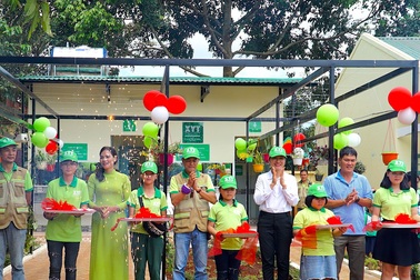 Trao tặng dự án nước sạch và nhà vệ sinh học đường cho trường học vùng khó khăn tại Đắk Lắk