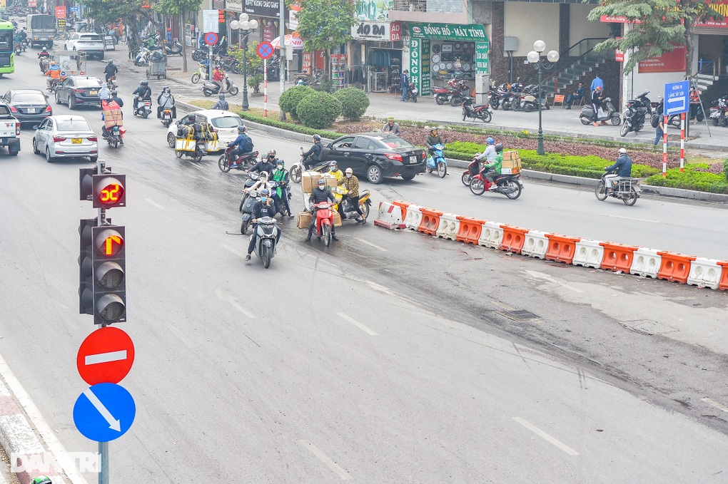 Giao thông tại điểm nóng Ngã Tư Sở - Láng ngày đầu phân luồng - 7 Giao thông tại điểm nóng Ngã Tư Sở - Láng ngày đầu phân luồng - 7