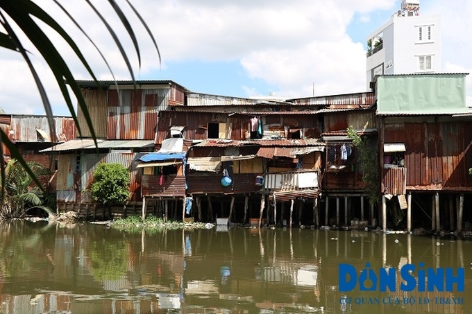 Những dãy nhà lấn chiếm hành lang bảo vệ an toàn rạch Xuyên Tâm.