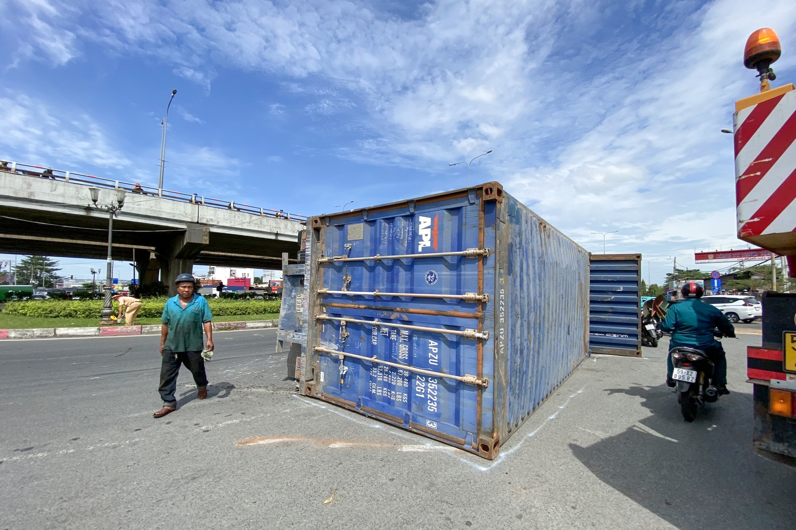 Xe container lật ngang tại vòng xoay TPHCM, giao thông ùn tắc - 2