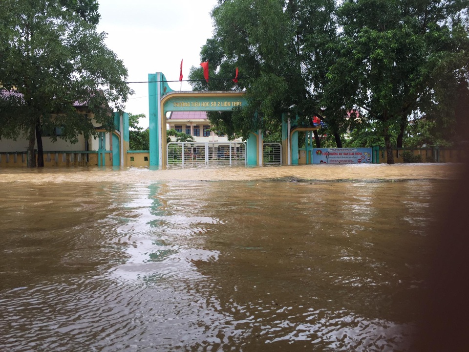 Đảm bảo thực phẩm, đồ dùng cho 130 học sinh, giáo viên kẹt lại trường do lũ - 1 Đảm bảo thực phẩm, đồ dùng cho 130 học sinh, giáo viên kẹt lại trường do lũ - 1