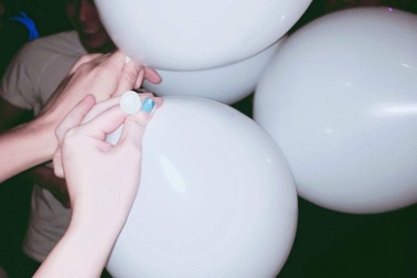 Chàng trai trẻ bị tổn thương thần kinh vì mê... bóng cười