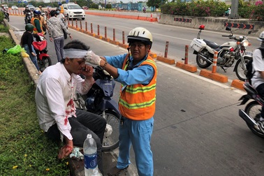 Lại xảy ra tai nạn ngã xe máy, văng sang làn ôtô ở đầu hầm Thủ Thiêm