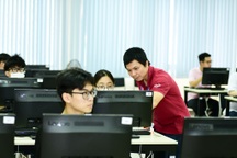 3h sáng, phụ huynh học sinh vượt hàng trăm km dự thi đánh giá tư duy