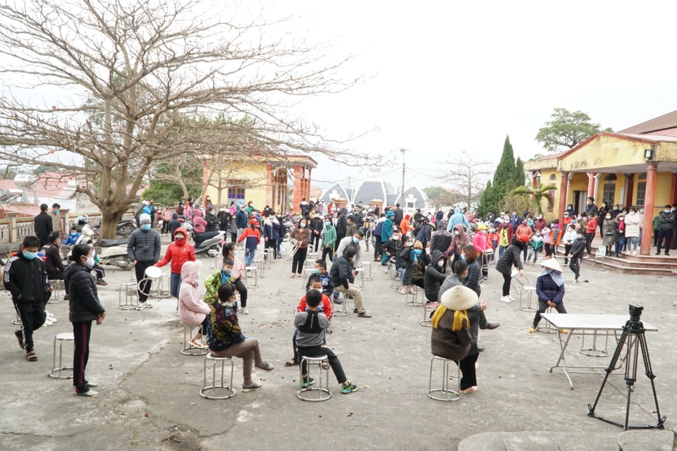 Hàng trăm người nườm nượp đi xét nghiệm nhanh Covid-19 ở Hải Dương - 2 Hàng trăm người nườm nượp đi xét nghiệm nhanh Covid-19 ở Hải Dương - 2
