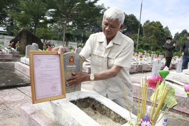 Nước mắt hạnh phúc khi tìm được phần mộ liệt sĩ sau 46 năm tìm kiếm