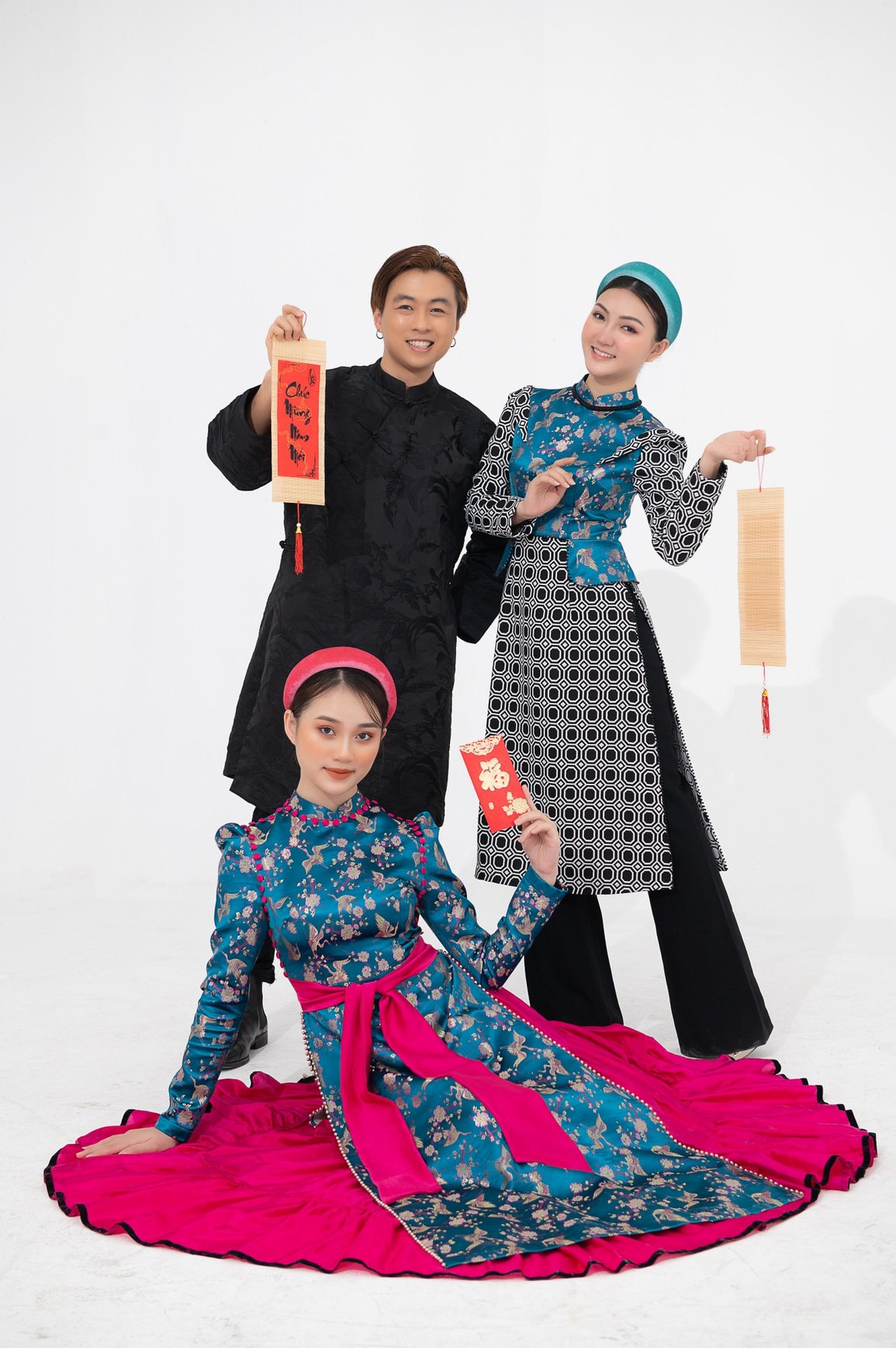 Cao Minh Tiến ra mắt bộ sưu tập áo dài Tết bằng MV ca nhạc - 4 Cao Minh Tiến ra mắt bộ sưu tập áo dài Tết bằng MV ca nhạc - 4