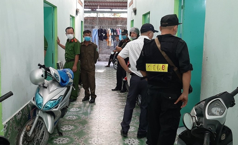 Khởi tố vợ chồng trùm cho vay nặng lãi miền Tây cùng 2 đàn em - 2 Khởi tố vợ chồng trùm cho vay nặng lãi miền Tây cùng 2 đàn em - 2