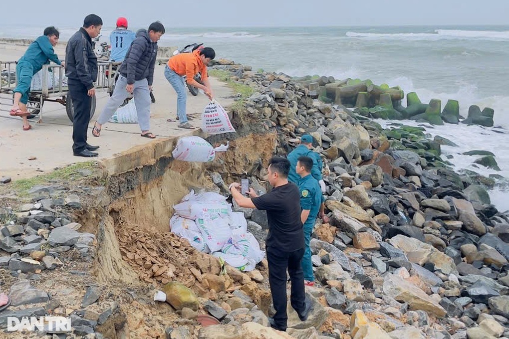 Nhiều đoạn kè biển sạt lở, đe dọa hàng chục hộ dân - 1 Nhiều đoạn kè biển sạt lở, đe dọa hàng chục hộ dân - 1