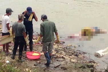 Thi thể cô gái bỏ lại xe máy, nhảy cầu nổi trên sông