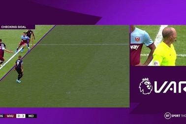 Premier League bãi bỏ luật việt vị bằng nách ở mùa giải mới
