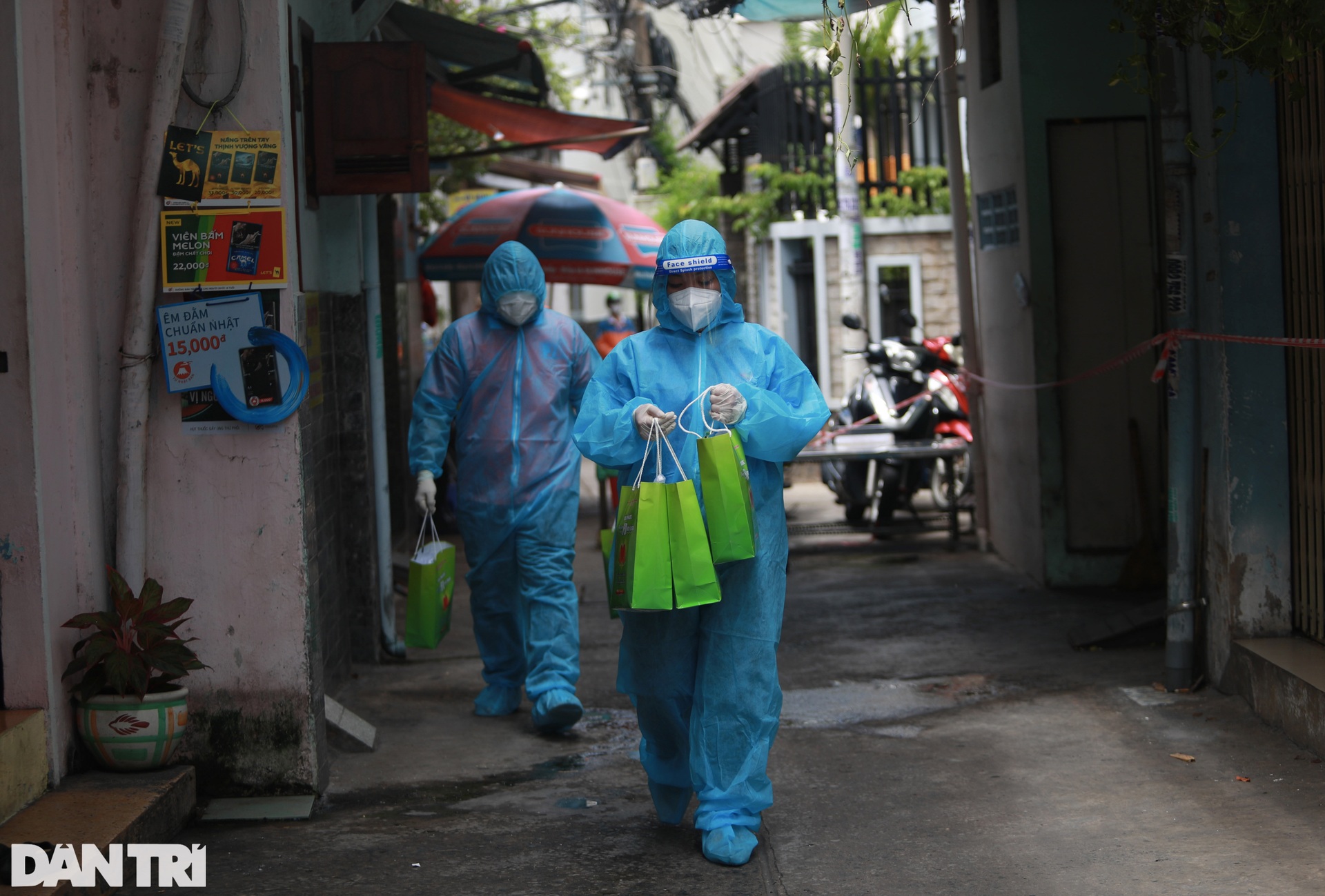 Đi từng ngõ, gõ từng nhà điều trị cho F0 ở Sài Gòn - 10 Đi từng ngõ, gõ từng nhà điều trị cho F0 ở Sài Gòn - 10
