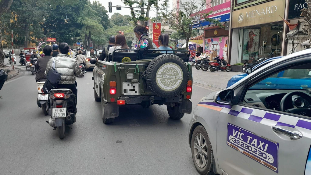 Hà Nội: Xử lý nghiêm xe quân sự cũ hoán cải để chở khách du lịch - 1 Hà Nội: Xử lý nghiêm xe quân sự cũ hoán cải để chở khách du lịch - 1