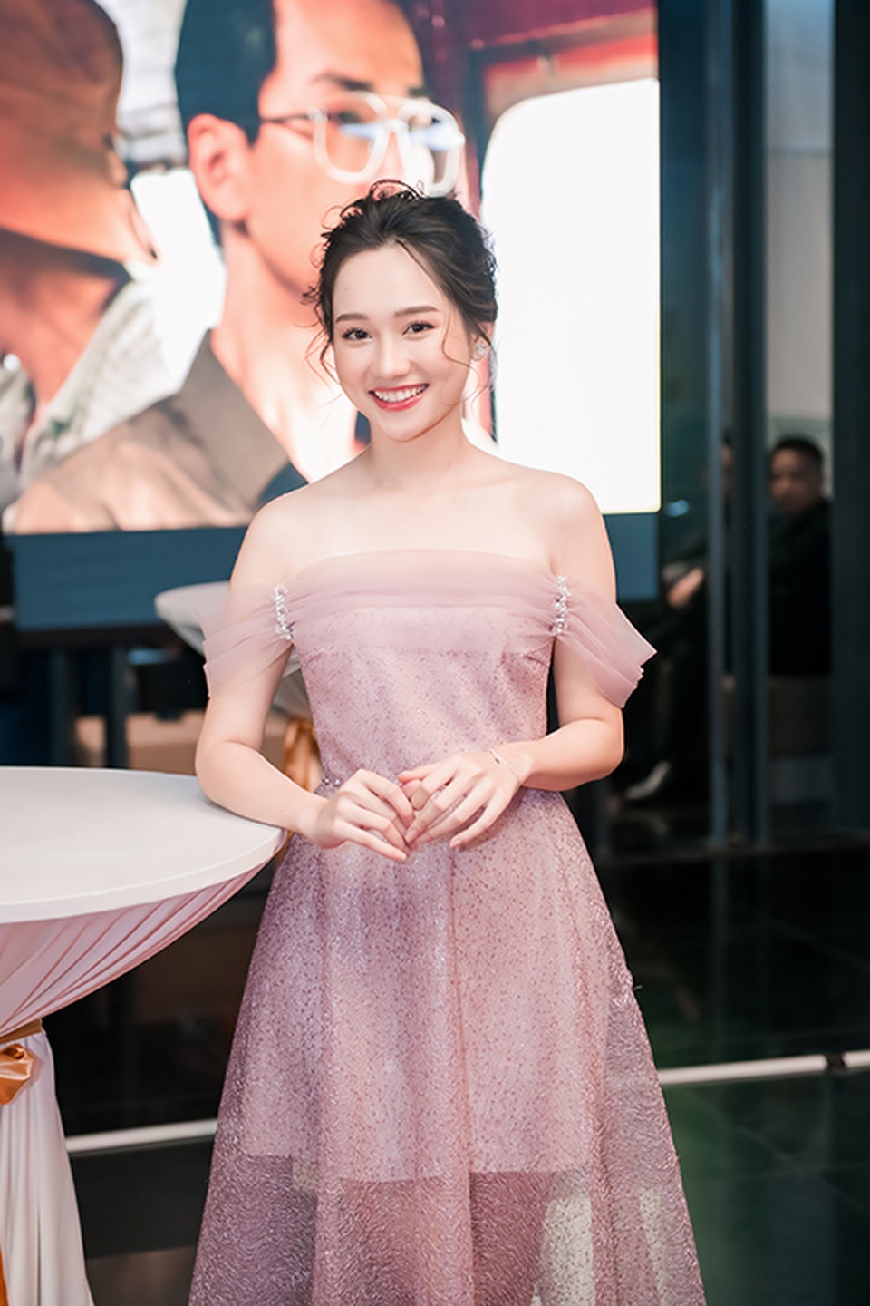 Phan Mạnh Quỳnh đưa vợ hotgirl đến ra mắt phim của Victor Vũ - 8 Phan Mạnh Quỳnh đưa vợ hotgirl đến ra mắt phim của Victor Vũ - 8