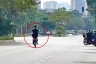 Con bốc đầu xe máy trên đường phố Hà Nội, bố bị phạt 9 triệu đồng