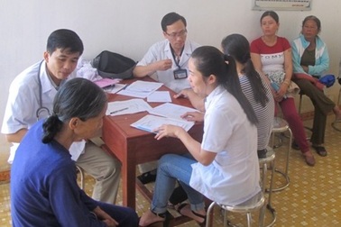 Cấp thuốc chuyên khoa lao, phổi cho người dân đảo Lý Sơn