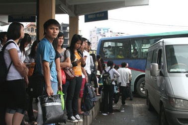 Bến xe nghẹt người, khách bị “hành” khốn đốn