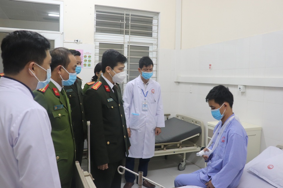 Bắt khẩn cấp nhóm đối tượng chống người thi hành công vụ - 2 Bắt khẩn cấp nhóm đối tượng chống người thi hành công vụ - 2