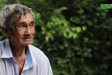 Xót xa cảnh "bố già" vắt kiệt sức kiếm tiền nuôi con gái tâm thần