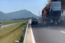 Xe thư báo bốc cháy trên cao tốc Bắc - Nam