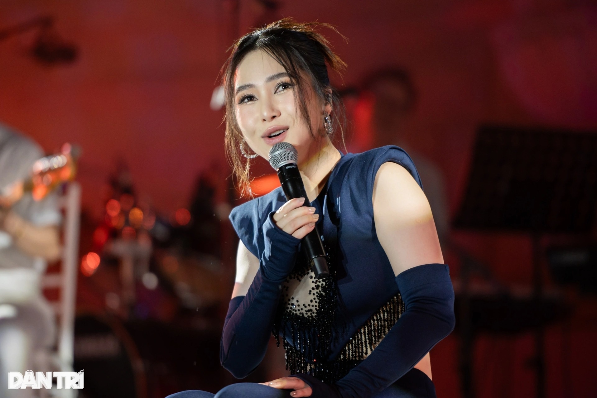 Em gái mưa: Hương Tràm chỉ mặc một bộ đồ, nói gì khi hát hit của Mỹ Linh? - 4 Em gái mưa: Hương Tràm chỉ mặc một bộ đồ, nói gì khi hát hit của Mỹ Linh? - 4