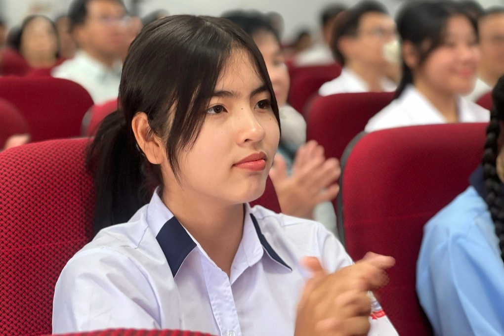 Từ vụ sinh 2 viên mất tích tìm thấy ở khách sạn: Lướt mạng chỉ xem nhảm? - 3 Từ vụ sinh 2 viên mất tích tìm thấy ở khách sạn: Lướt mạng chỉ xem nhảm? - 3