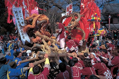 Những chiếc kiệu chiến rực rỡ trong lễ hội nguy hiểm nhất Nhật Bản