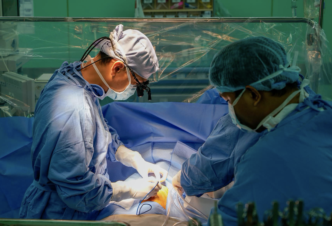 Cuộc đại phẫu cứu bé 10 ngày tuổi mang án tử báo trước từ trong bụng mẹ - 2 Cuộc đại phẫu cứu bé 10 ngày tuổi mang án tử báo trước từ trong bụng mẹ - 2