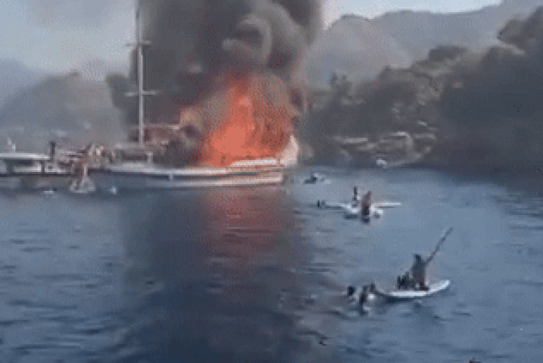 Tàu du lịch bốc cháy giữa biển, khách hốt hoảng nhảy xuống nước thoát thân