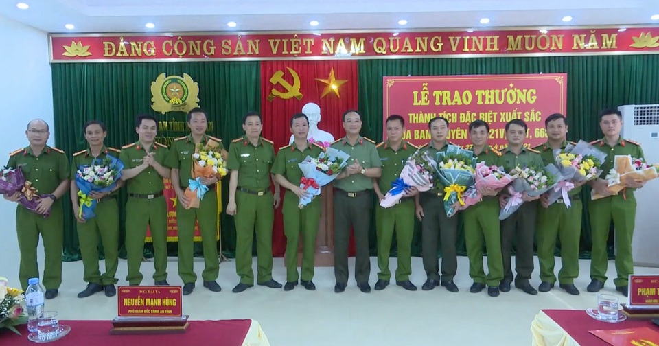 Với thành tích xuất sắc trên, chiều 27/4/2021, Đại tá Phạm Thế Tùng - Giám đốc Công an tỉnh Nghệ An đã khen thưởng cho Ban Chuyên án và đánh giá cao nỗ lực của cán bộ chiến sĩ, đồng thời chỉ đạo thời gian tới, các đơn vị tiếp tục phối hợp chặt chẽ trong công tác đấu tranh, phòng ngừa với các loại tội phạm, góp phần đảm bảo ANTT trên địa bàn. Với thành tích xuất sắc trên, chiều 27/4/2021, Đại tá Phạm Thế Tùng - Giám đốc Công an tỉnh Nghệ An đã khen thưởng cho Ban Chuyên án và đánh giá cao nỗ lực của cán bộ chiến sĩ, đồng thời chỉ đạo thời gian tới, các đơn vị tiếp tục phối hợp chặt chẽ trong công tác đấu tranh, phòng ngừa với các loại tội phạm, góp phần đảm bảo ANTT trên địa bàn.