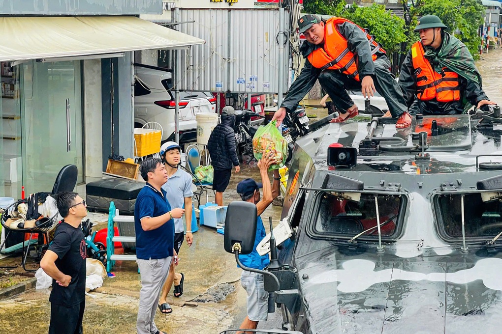 Xe thiết giáp vượt nước xiết đưa lương thực đến người dân vùng lụt - 3