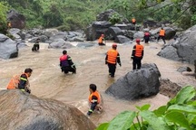 Lũ cuốn trôi 3 mẹ con ở Sơn La, 2 người mất tích