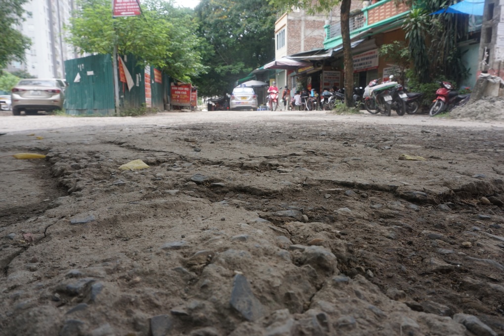 Người dân kêu trời vì con đường đau khổ, toàn ổ voi, ổ gà - 7 Người dân kêu trời vì con đường đau khổ, toàn ổ voi, ổ gà - 7