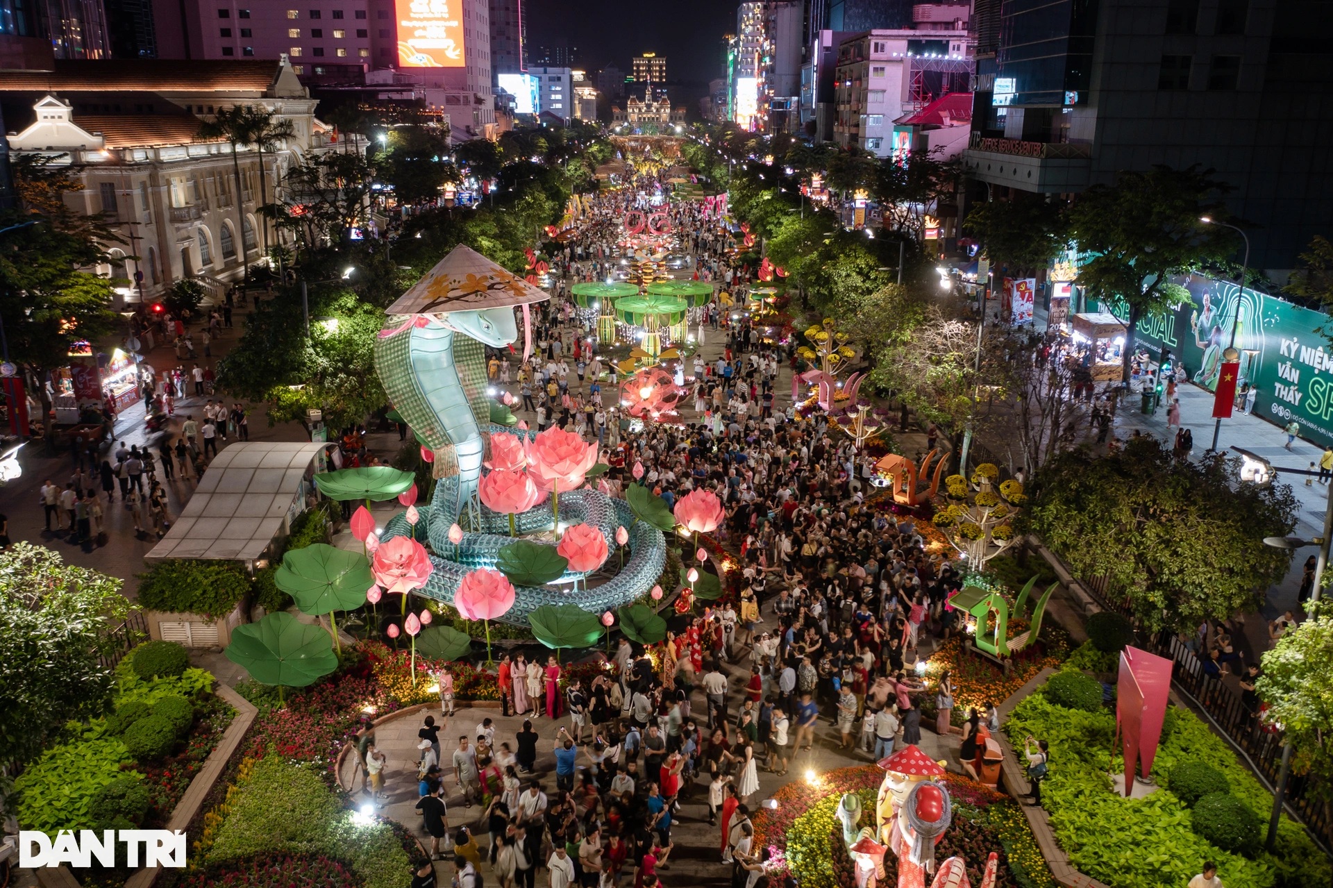 Biển người chen chân xem linh vật rắn dài 50m ở đường hoa Nguyễn Huệ - 1 Biển người chen chân xem linh vật rắn dài 50m ở đường hoa Nguyễn Huệ - 1