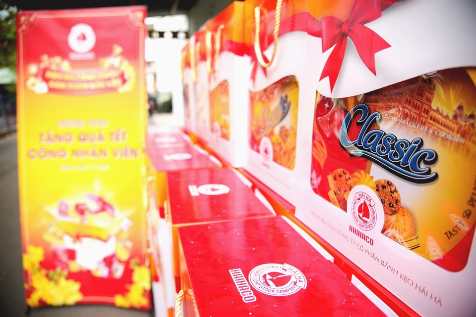 Công ty bánh kẹo Hải Hà tặng quà công nhân lao động nhân dịp Tết Canh Tý 2020 - 2 Công ty bánh kẹo Hải Hà tặng quà công nhân lao động nhân dịp Tết Canh Tý 2020 - 2