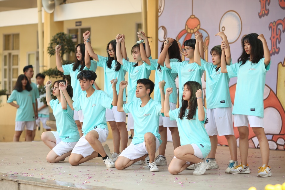 Học sinh THPT Yên Hoà cháy hết mình với vũ đạo rực rỡ thanh xuân - 5 Học sinh THPT Yên Hoà cháy hết mình với vũ đạo rực rỡ thanh xuân - 5