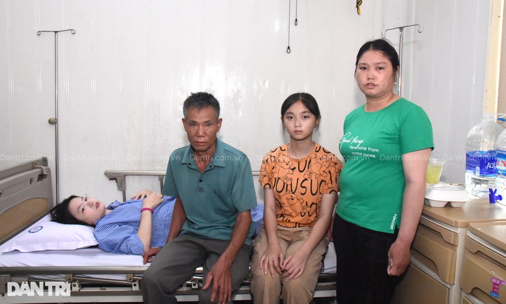 Xót xa cảnh bé gái sinh ra trong gia đình bệnh tật, nỗi đau của chiến tranh - 4 Xót xa cảnh bé gái sinh ra trong gia đình bệnh tật, nỗi đau của chiến tranh - 4