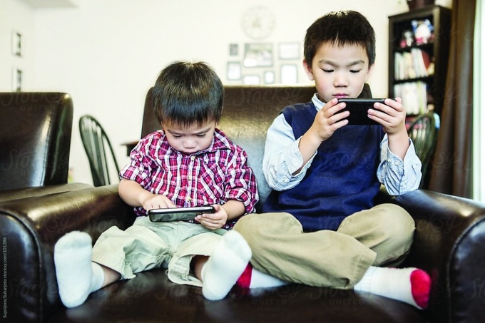 Dùng điện thoại, máy tính bảng sớm hưởng xấu đối với sức khỏe thể chất và tinh thần của trẻ em. Ảnh minh họa