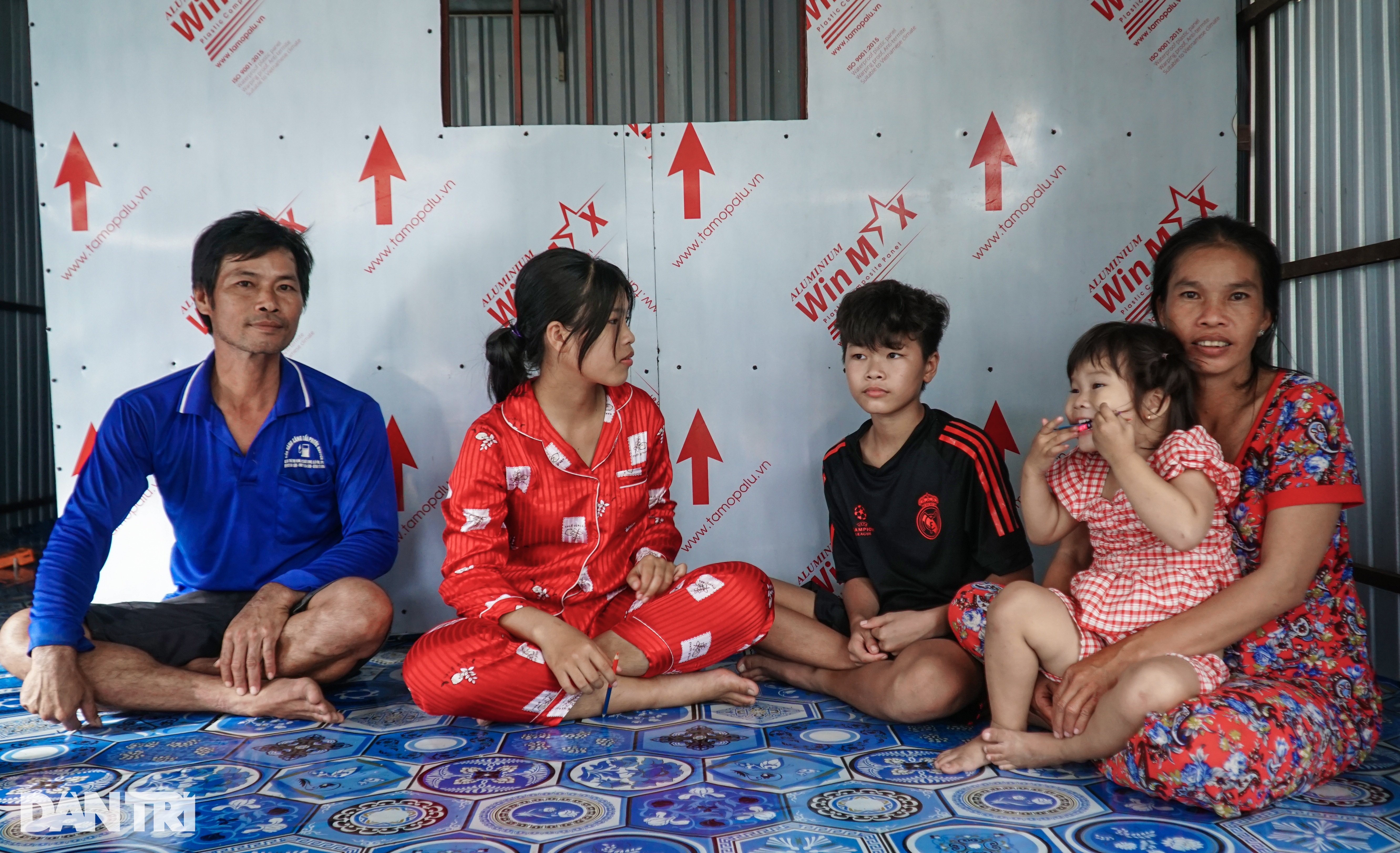 Gần 20 năm không nhà và hành trình cha cõng con qua những mùa nước lũ - 7 Gần 20 năm không nhà và hành trình cha cõng con qua những mùa nước lũ - 7