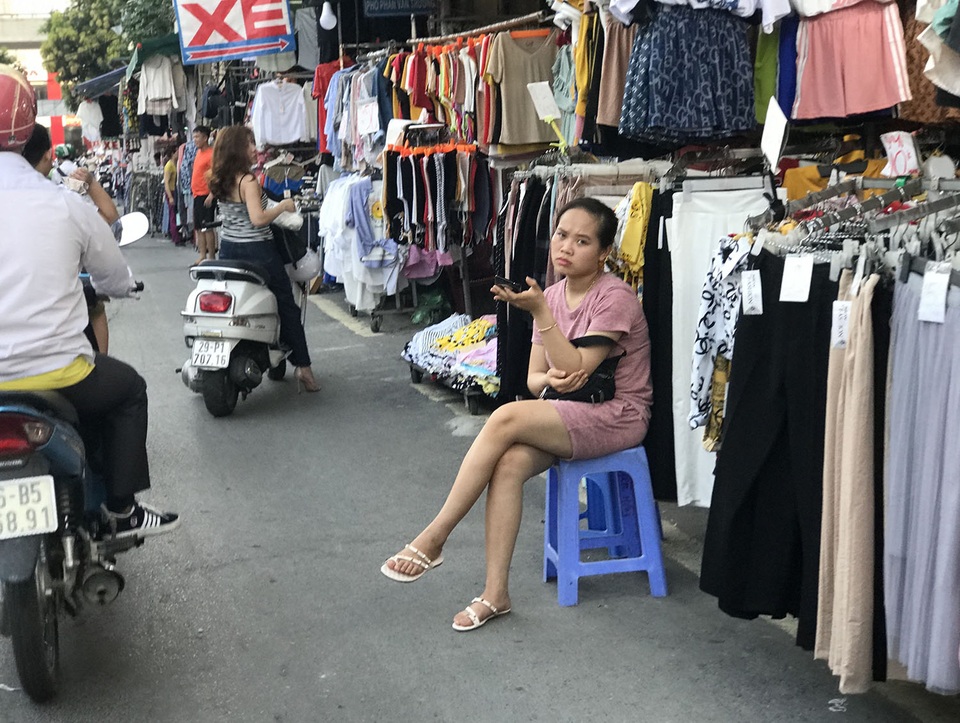 Nắng nóng thiêu đốt: Chợ vắng tanh, tiểu thương ngồi dài cổ chờ thượng đế - 7 Nắng nóng thiêu đốt: Chợ vắng tanh, tiểu thương ngồi dài cổ chờ thượng đế - 7