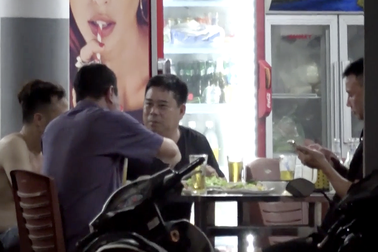 Quán bia Hà Nội che biển, "khép hờ" cửa sau để đón khách