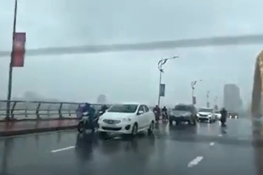 Đoàn ô tô đi chậm, chắn gió lớn cho người đi xe máy qua cầu tại Đà Nẵng