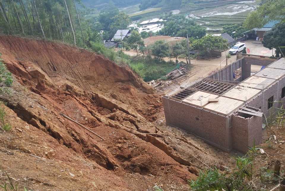 Sơ tán khẩn cấp 38 người khỏi khu vực núi nứt nguy hiểm - 1 Sơ tán khẩn cấp 38 người khỏi khu vực núi nứt nguy hiểm - 1