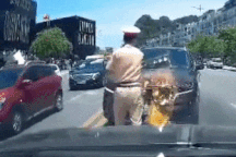 Lấn làn kiểu khôn lỏi, tài xế nhận cái kết khiến cộng đồng mạng hả lòng