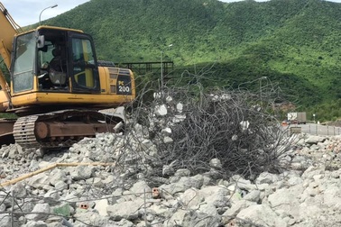 Tháo dỡ trạm thu phí Đèo Ngang sau 4 năm bỏ không